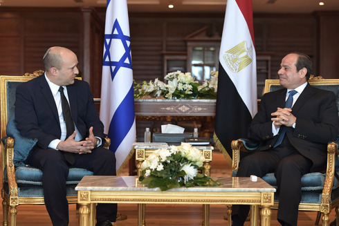El primer ministro Naftali Bennett y el presidente egipcio Abdel Fattah el-Sisi se reúnen el lunes en el balneario de Sharm el-Sheikh, en la costa del Mar Rojo. 