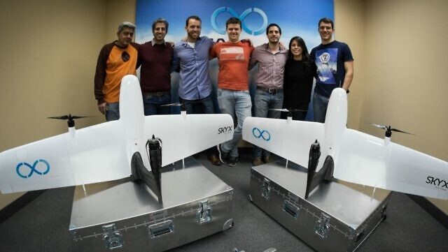 El equipo parcial de SkyX con los dos primeros modelos de exportación de drones SkyOne.