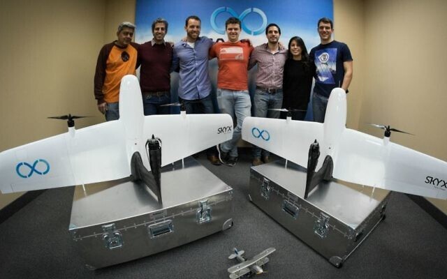 El equipo parcial de SkyX con los dos primeros modelos de exportación de drones SkyOne. 