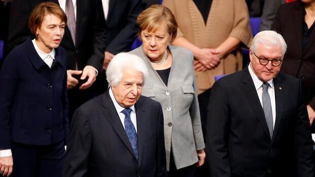 Saul Friedlander, la canciller Angela Merkel, el presidente Frank-Walter Steinmeier y su esposa Elke Buedenbender en el servicio de conmemoración de las víctimas de la dictadura nazi en el Reichstag en 2019. (Reuters) Saul Friedlander, la canciller Angela Merkel, el presidente Frank-Walter Steinmeier y su esposa Elke Buedenbender en el servicio de conmemoración de las víctimas de la dictadura nazi en el Reichstag en 2019.