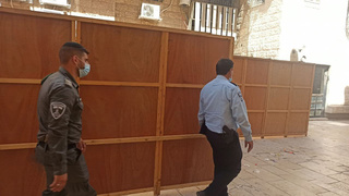 Agentes de la policía llegan a la casa del parlamentario Meir Porush.