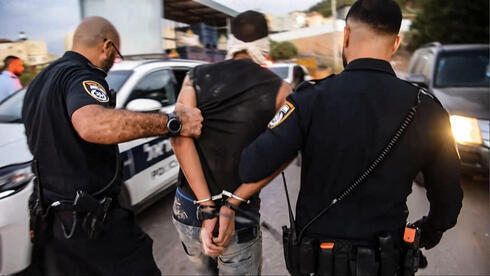 Agentes de policía retienen a uno de los cuatro fugitivos capturados. 