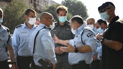 Altos oficiales de la policía en el lugar del ataque en Jerusalem el lunes. (Policía de Israel) Altos oficiales de la policía en el lugar del ataque en Jerusalem el lunes.