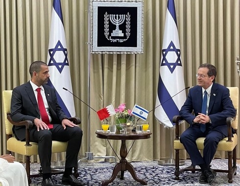 Khaled Al Jalama, el nuevo embajador de Bahrein en Israel, participará de la jornada "Hablando de paz". (Ynet) Herzog Embajador Bahrein