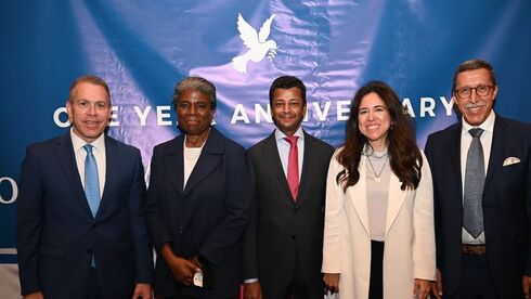 Erdan, a la izquierda, junto a embajadores de la ONU de Marruecos, Bahrein, Emiratos Árabes Unidos y Estados Unidos. 