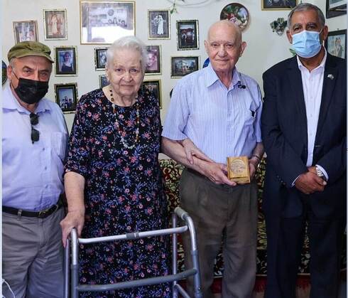 Mijael Sidko y su esposa junto al presidente de la Knesset, Mickey Levy (derecha), y el presidente del Centro para el Recuerdo del Holocausto de Babi Yar, Natan Sharansky (izquierda).