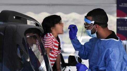 Un niño es sometido a una prueba del coronavirus en Jerusalem a principios de este mes. (EPA) Un niño es sometido a una prueba del coronavirus en Jerusalem a principios de este mes.