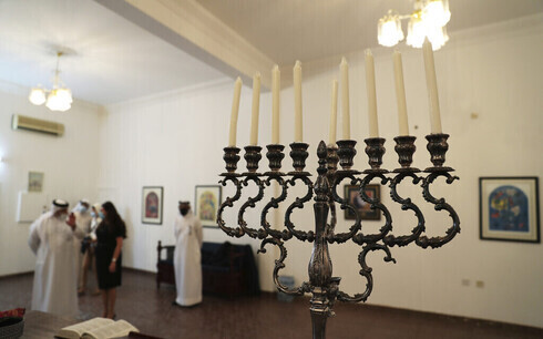 Candelabro de nueve brazos, utilizado para la fiesta de Janucá, en la sinagoga de Manama. 