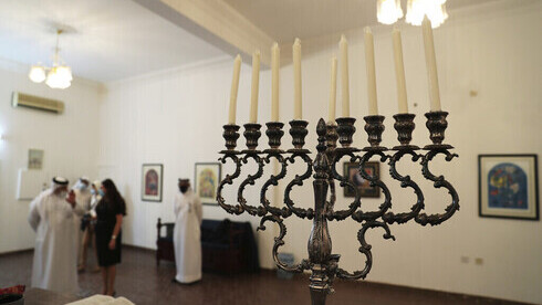 Candelabro de nueve brazos, utilizado para la fiesta de Janucá, en la sinagoga de Manama. 