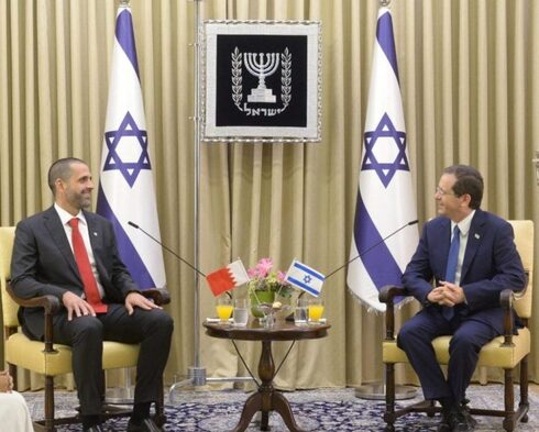 Khaled al Jalahma junto al jefe de Estado de Israel. 