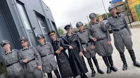 Los jóvenes disfrazados con uniformes nazis.