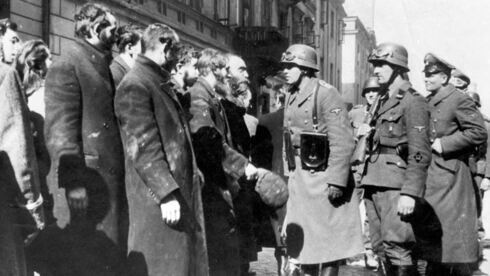 Tropas alemanas acorralan a un grupo de judíos tras el levantamiento del gueto de Varsovia. 
