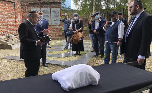 La comunidad judía de Varsovia celebra el funeral para la víctima del Holocausto no identificada. 