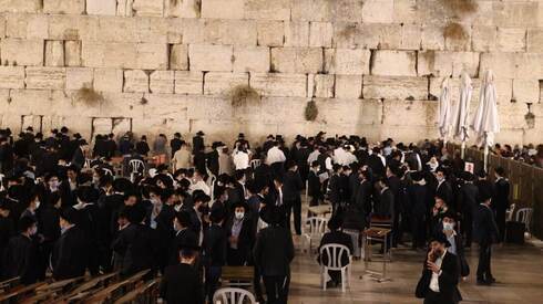 Hombres judíos rezan por el perdón en el Muro Occidental en vísperas de Yom Kipur. 