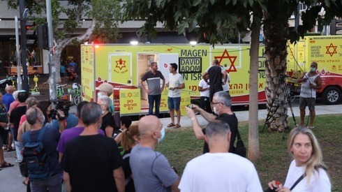 Israelíes hacen cola en Tel Aviv, para recibir la tercera dosis de la vacuna contra el coronavirus. 