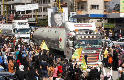 Banderas de Hezbollah alrededor del convoy de combustible iraní. 