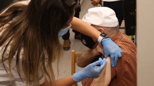 Un anciano recibe la tercera inyección de la vacuna COVID en Tel Aviv.  