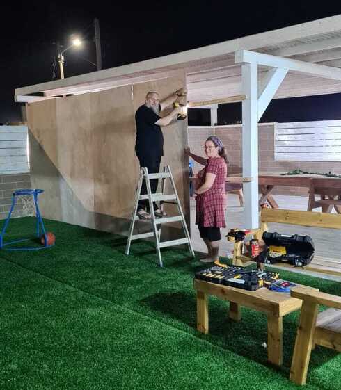 Shlomo Neeman, jefe del Consejo Regional Gush Etzion, en Judea y Samaria, construye la sucá junto a su familia. ( (Consejo Regional Gush Etzion) Toda la familia Pasha trabaja en la construcción de su suká en Givat Yeshayahu.
