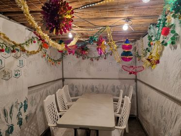 La familia Nahum tiene lista su hermosa sucá en Petah Tikva para celebrar la festividad durante toda la semana. La familia Nahum tiene lista su hermosa suká para celebrar la festividad durante toda la semana.