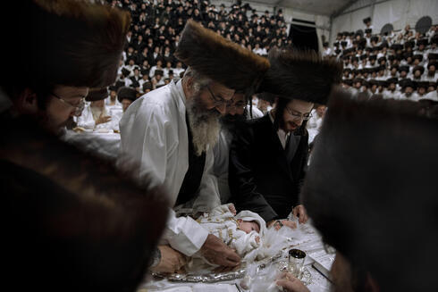 Tabersky, a la derecha, presenta a su primogénito Yossef en una bandeja de plata a los sacerdotes judíos de la dinastía jasídica Lelov.