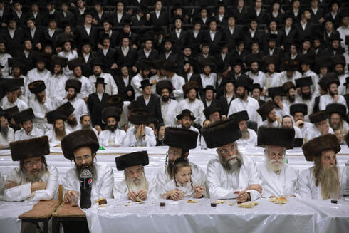 Miembros de la dinastía jasídica Lelov asisten a la ceremonia de pidyon haben del bisnieto de su rabino principal Aharon Biderman en Beit Shemesh, Israel.