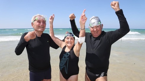 Moshe, Rina y Zvika, listos y felices de volver a cruzar el Mar de Galilea a nado. 