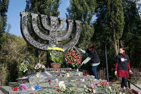 Una mujer coloca flores en un monumento que conmemora a las víctimas de Babyn Yar, una de las mayores masacres de judíos durante el Holocausto. 