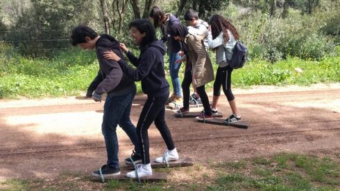 Un taller de desafíos de la naturaleza en el bosque Carmel para niños judíos y árabes. 