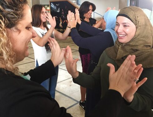 Profesores de secundaria de Hadera y Ka'abiyye disfrutando de un encuentro multicultural. 