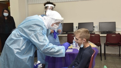 Un niño atraviesa una prueba de coronavirus. 