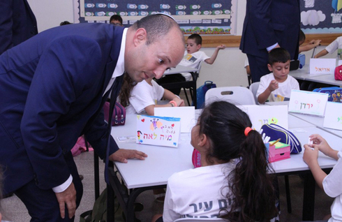 El primer ministro Bennett durante una visita a una escuela. 