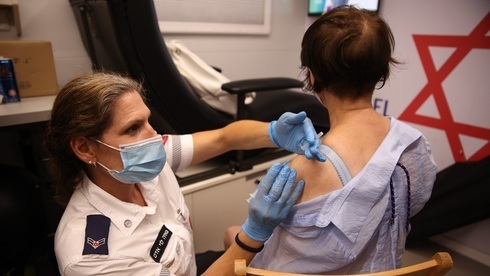 Una trabajadora de la salud colocando una dosis contra el coronavirus. 