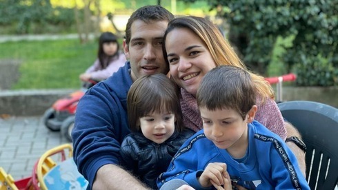 Eitan Biram, a la derecha, junto a sus padres y su hermanito, que fallecieron en el accidente del teleférico. 
