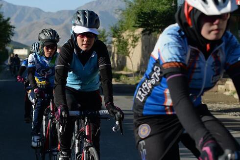 Selección femenina de ciclismo de Afganistán en 2014. 