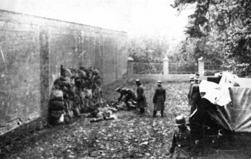 El comando de la muerte Einsatzkommando asesina a civiles polacos en Leszno, Polonia, en octubre de 1939.