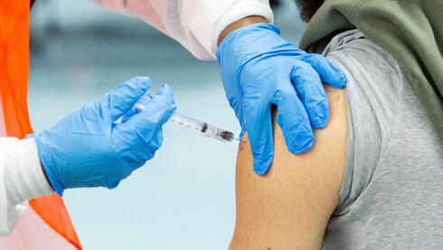 Una persona recibe una dosis de vacuna elaborada por Moderna en Estados Unidos. 