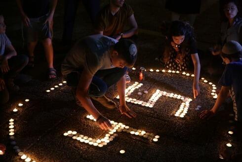 Vigilia en memoria de las 45 víctimas de la estampida de Merón en la plaza Rabin de Tel Aviv.  