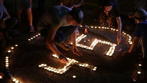 Vigilia en memoria de las 45 víctimas de la estampida de Merón en la plaza Rabin de Tel Aviv. 