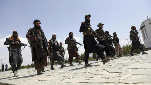 Combatientes talibanes patrullan las calles de Kabul, Afganistán, después de la toma del poder. .