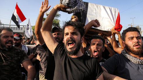 Manifestantes en Irak se manifiestan contra el asesinato de activistas políticos. 