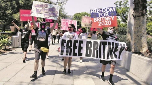 Un grupo de fans protesta por el fin de la tutela de Britney Spears. 