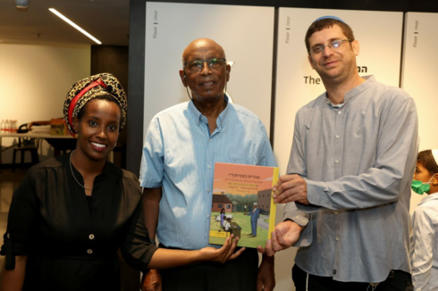Yossi y Ruty Toretzky con el prisionero etíope de Sión, Yaakov Elias.