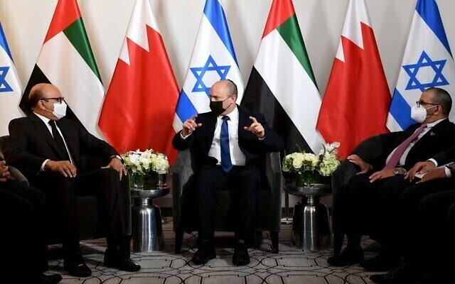 El primer ministro Naftali Bennett durante su encuentro con el canciller de Bahrein, Abdullatif Al Zayani (izquierda), y el ministro de Asuntos de Estado de Emiratos Árabes Unidos, Khalifa al-Marar (derecha). (Avi Ohayon/GPO) El primer ministro Naftali Bennett durante su encuentro con el canciller de Bahrein, Abdullatif Al Zayani (izquierda), y el ministro de Asuntos de Estado de Emiratos Árabes Unidos, Khalifa al-Marar (derecha).