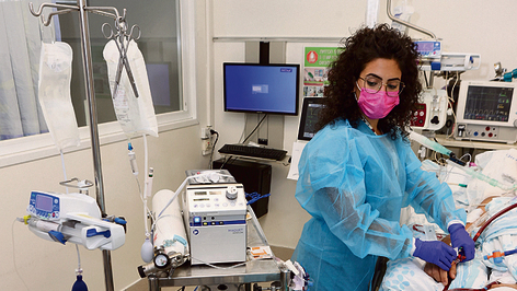 Un paciente con coronavirus conectado a una máquina ECMO en el hospital Rambam. 