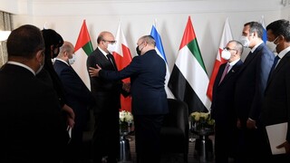 El primer ministro Naftali Bennett durante su encuentro con el canciller de Bahrein y el ministro de Asuntos de Estado de Emiratos Árabes Unidos.