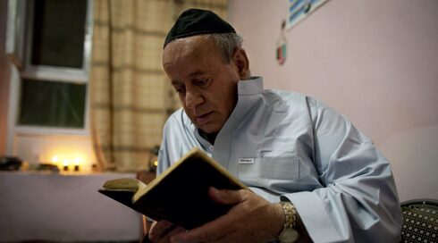 Zevulun Simantov, en 2009, leyendo un libro de oraciones antes de la festividad de Rosh Hashaná, en Kabul. 