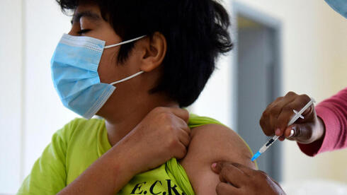 Un niño recibe la vacuna contra el coronavirus en Paraguay. 