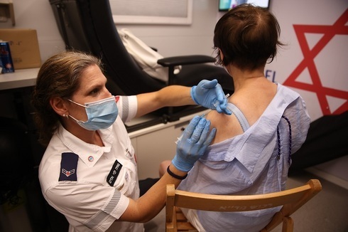 Una trabajadora de la salud administra una dosis de la vacuna contra el coronavirus. 