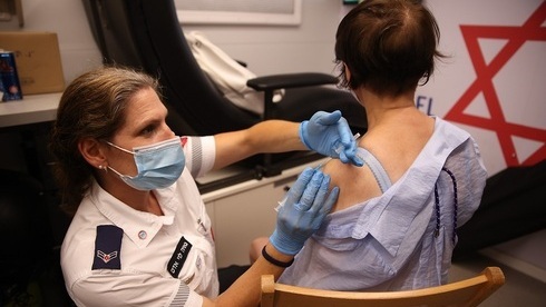 Una trabajadora de la salud administra una dosis de la vacuna contra el coronavirus. 