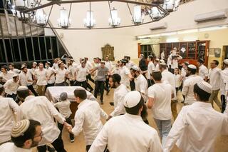 Bailes en la yeshivá Merkaz Harav en Jerusalem.